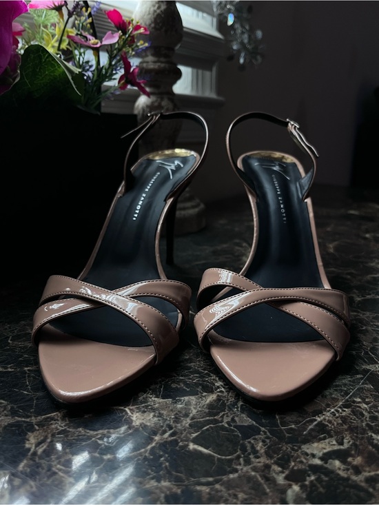 Giuseppe Zanotti Shoes - Giuseppe Zanotti
Dorotee
Patent Leather
Criss/Cross Heel/Pumps
39 EU/9 USA Wom